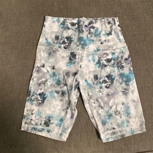 Lululemon 5” biker shorts, smooth buttery feel, gorgeous print